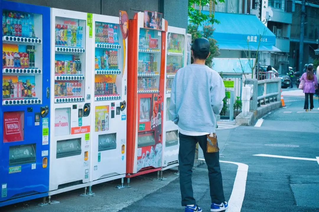 無接觸經(jīng)濟(jì)如潮涌動，自動售貨機(jī)迎來高光時刻